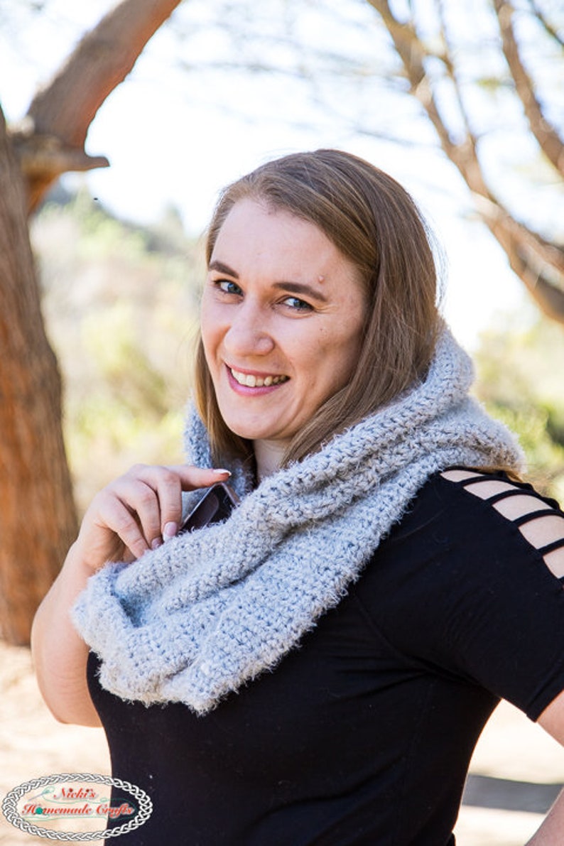 Crochet Pattern / Hooded Infinity Scarf with Pockets image 3