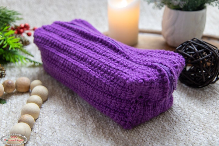 18 Crochet Pencil Case Patterns with Box Pouches, Wristlets, and Holders 7 Crochet Pencil or Hook Case with Zipper Crochet Pencil