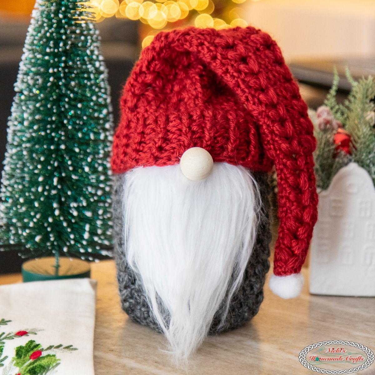 39 Christmas Gnome Crochet Patterns for Cozy Holiday Decorating 12 Crochet Christmas Gnome Pattern Lighted Mason Jar Cozy