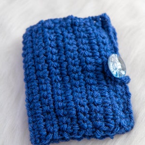 Pu&ograve; includere: Una pochette in crochet blu con chiusura a bottone blu chiaro.