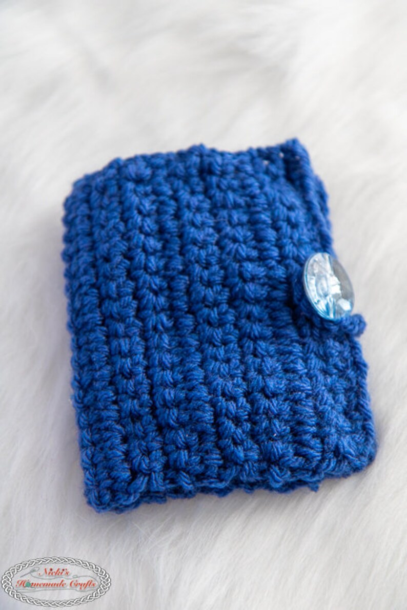 Pu&ograve; includere: Una pochette in crochet blu con chiusura a bottone blu chiaro.