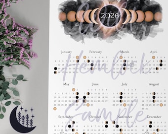 Può includere: Un calendario 2026 con un design a fasi lunari in stile acquerello. Il calendario presenta layout mensili con date e illustrazioni delle fasi lunari. Il logo e il sito web Wild Hemlock sono in basso a sinistra.
