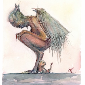 Può includere: Un dipinto ad acquerello di una creatura alata e cornuta con un piccolo gatto seduto sotto di essa. La creatura è accovacciata, con le ali spiegate dietro di lei. Il gatto sta guardando la creatura.