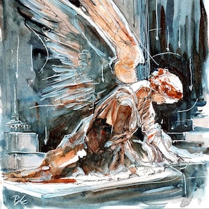 Può includere: Dipinto ad acquerello di un angelo con grandi ali dettagliate. L'angelo è in ginocchio, con la testa china. La tavolozza dei colori comprende sfumature di marrone, blu e bianco, con un focus sulle ali e sulla forma dell'angelo.