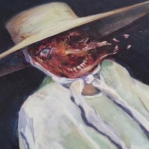 Può includere: Un dipinto di una persona che indossa un cappello bianco e una camicia bianca. Il viso della persona è oscurato da una maschera grottesca e carnosa. La maschera ha una grande bocca aperta con i denti e un solo occhio blu.