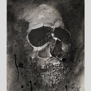 Può includere: Un disegno in bianco e nero di un teschio umano su uno sfondo testurizzato. Il teschio è disegnato in dettaglio, con denti e orbite visibili. Lo sfondo è grigio scuro con schizzi neri.