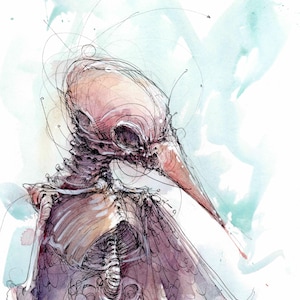 Può includere: Dipinto ad acquerello di una creatura scheletrica con un lungo e sottile becco. La creatura è raffigurata in tonalità di rosa, viola e marrone, su uno sfondo blu chiaro.