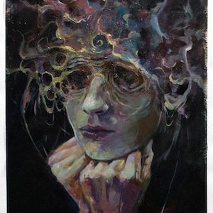 Può includere: Un dipinto di una persona con una corona di forme colorate e vorticose sulla testa. La persona indossa gli occhiali e ha un'espressione pensosa. Lo sfondo è scuro.