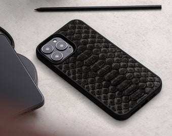 Capa para iPhone feita à mão em couro de píton preto, estampa exótica de pele de cobra.