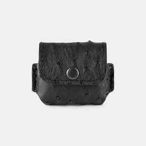 Custodia per Airpods nera brutale, custodia in pelle di struzzo fatta a mano per Airpods, custodia per cuffie in pelle personalizzata, regalo unico per il marito