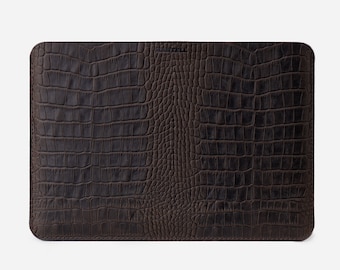 Personalisierte MacBook Tasche aus Leder mit Krokoprägung, Dunkelbraun