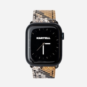以下が含まれることがあります： 黒のApple Watchで、黒い文字盤と茶色と白のヘビ柄のバンドが付いています。時計の文字盤には「KARTELL」と印刷されています。