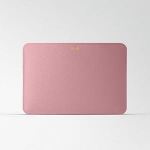 Niedliche rosa MacBook 15 Hülle aus echtem Leder, personalisierte Laptoptasche, MacBook Air M1 Hülle, MacBook Pro 16 Tasche mit geprägten Initialen