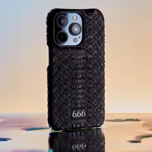 Może przedstawiać: Czarne skórzane etui na telefon z wzorem skóry węża i wytłoczonym numerem 666 z tyłu.