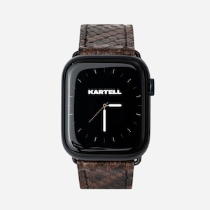 Può includere: Un orologio intelligente nero con un cinturino in pelle marrone. Il quadrante dell'orologio è nero con lancette bianche e la parola "KARTELL" stampata in bianco.