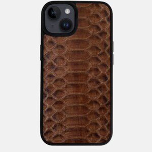 Może przedstawiać: Brązowe sk&oacute;rzane etui na iPhone z wzorem sk&oacute;ry węża.
