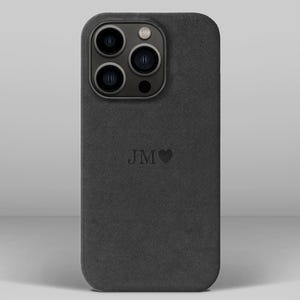 Premium iPhone 16 Pro max-hoesje alcantara, telefoonhoesje op maat met reliëf, custom cadeau echtgenoot, telefoonhoesje reliëfnaam, cadeau voor haar