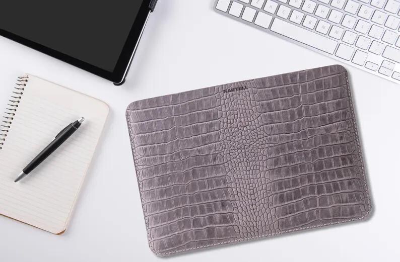 Schwarze Krokodil geprägte MacBook Hülle, Leder Laptop Tasche, MacBook Air 12 13 14 15 16 Tasche, personalisierte MacBook Tasche, Ehemann Geschenk Bild 9
