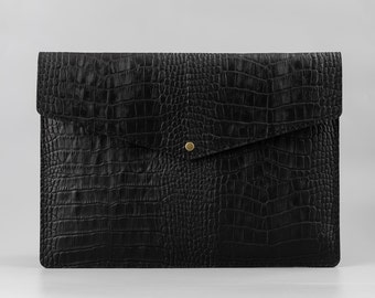 Schwarze MacBook Pro 13 Ledertasche, Leder mit Krokoprägung, gestempeltes Krokodilmuster auf Rindsleder, Laptop 13 Tasche