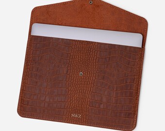 Personalisierte MacBook-Hülle aus braunem Leder, Laptop-Hülle mit Krokoprägung