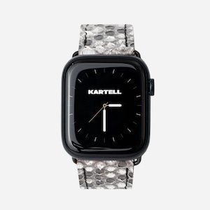 Pode incluir: Um smartwatch preto com um mostrador branco e uma pulseira de pele de cobra cinza. O mostrador do relógio tem a palavra "KARTELL" impressa.