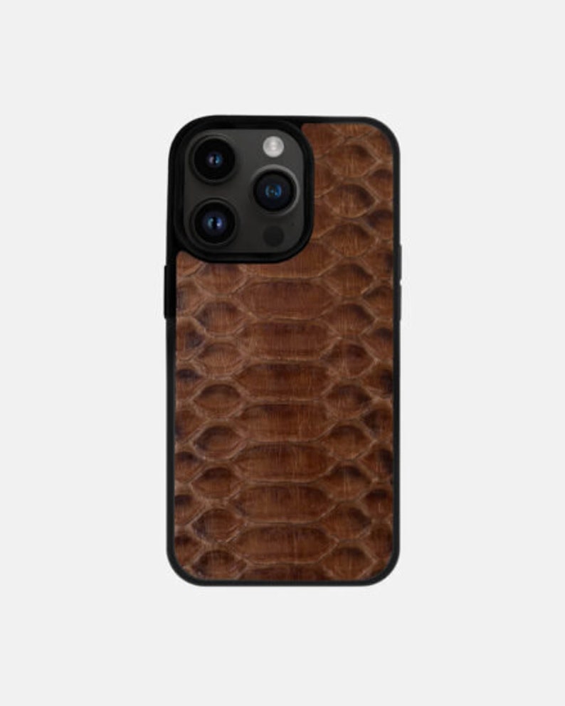 Może przedstawiać: Brązowe etui na telefon z wzorem sk&oacute;ry węża do iPhone'a.