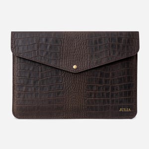 Étui pour MacBook Pro M2 en cuir de veau gaufré façon crocodile marron de luxe, pochette personnalisée pour ordinateur portable, cadeau de vacances pour mari, cadeau pour mari