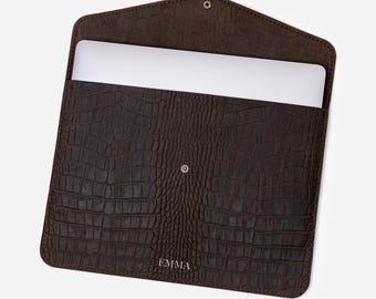 Personalisierte dunkelbraune MacBook-Hülle aus Leder mit Krokodilprägung, Geschenk zum 3