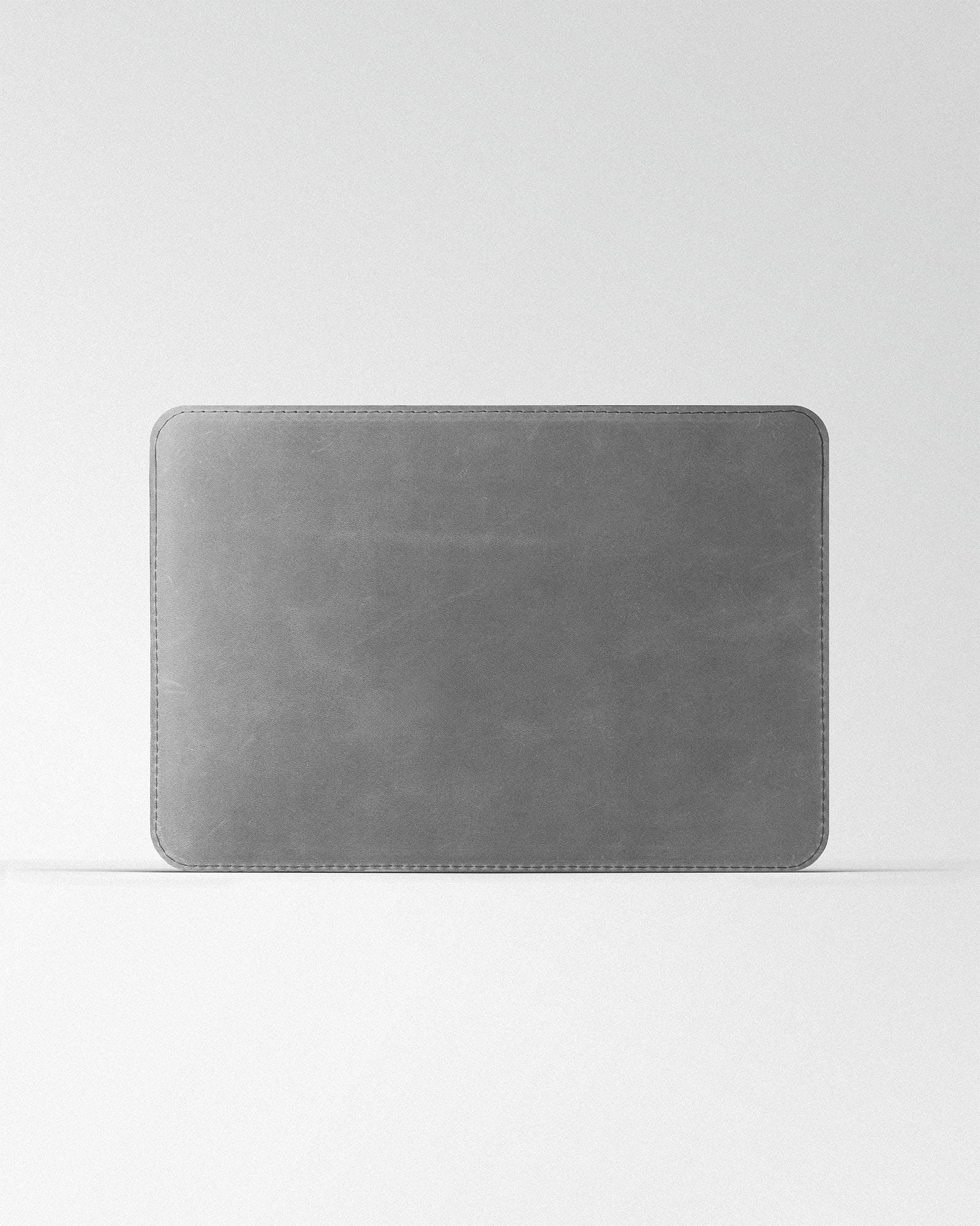 グレーのクレイジーホースレザー製MacBook Air 16ケース