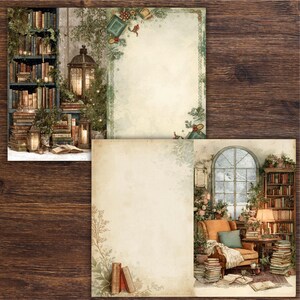 Op de afbeelding: Twee vellen briefpapier met een vintage, gezellig thema. E&eacute;n vel toont een boekenplank, lantaarns en groen. De andere heeft een raamsc&egrave;ne met een fauteuil, boeken en een lamp. Beide hebben een cr&egrave;mekleurige achtergrond.