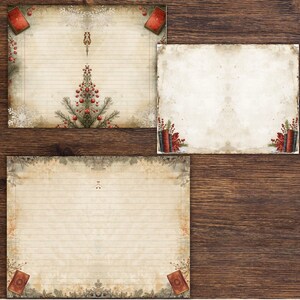 Op de afbeelding: Drie stukken briefpapier met een vintage kerstthema. Het papier heeft een gelijnd ontwerp met een verweerde, verouderde uitstraling. Decoratieve elementen zijn een kerstboom, sneeuwvlokken en kleine rode boeken. De achtergrond is donker hout.
