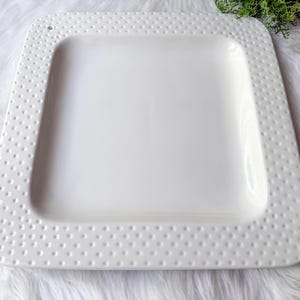 Nora Fleming SWISS DOT 12-Zoll-Platz-Servierplatte, Loch für Mini, KEINE Minis enthalten, cremefarbene Keramikplatte Servierplatte, abgerundete Ecken