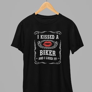Peut inclure: T-shirt noir avec un imprim&eacute; blanc qui dit "J'ai embrass&eacute; un motard et j'ai aim&eacute; &ccedil;a !" avec une empreinte de rouge &agrave; l&egrave;vres rouge.