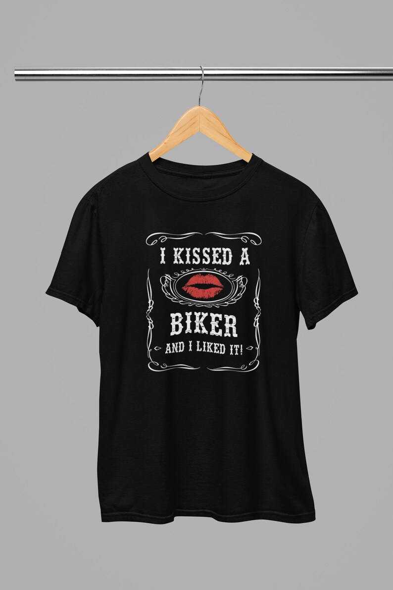 Peut inclure: T-shirt noir avec un imprim&eacute; blanc qui dit "J'ai embrass&eacute; un motard et j'ai aim&eacute; &ccedil;a !" avec une empreinte de rouge &agrave; l&egrave;vres rouge.