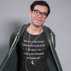 Könnte beinhalten: Ein dunkelgrüner Kapuzenpullover mit einem schwarzen T-Shirt darunter. Das T-Shirt hat einen weißen Aufdruck mit dem Text "Now I lay me down to sleep I pray the Lord my soul to keep. ++ If I die before I wake. ++ Clear my browsing history FOR Heaven's sake!" und einen Halbmond mit Sternen.