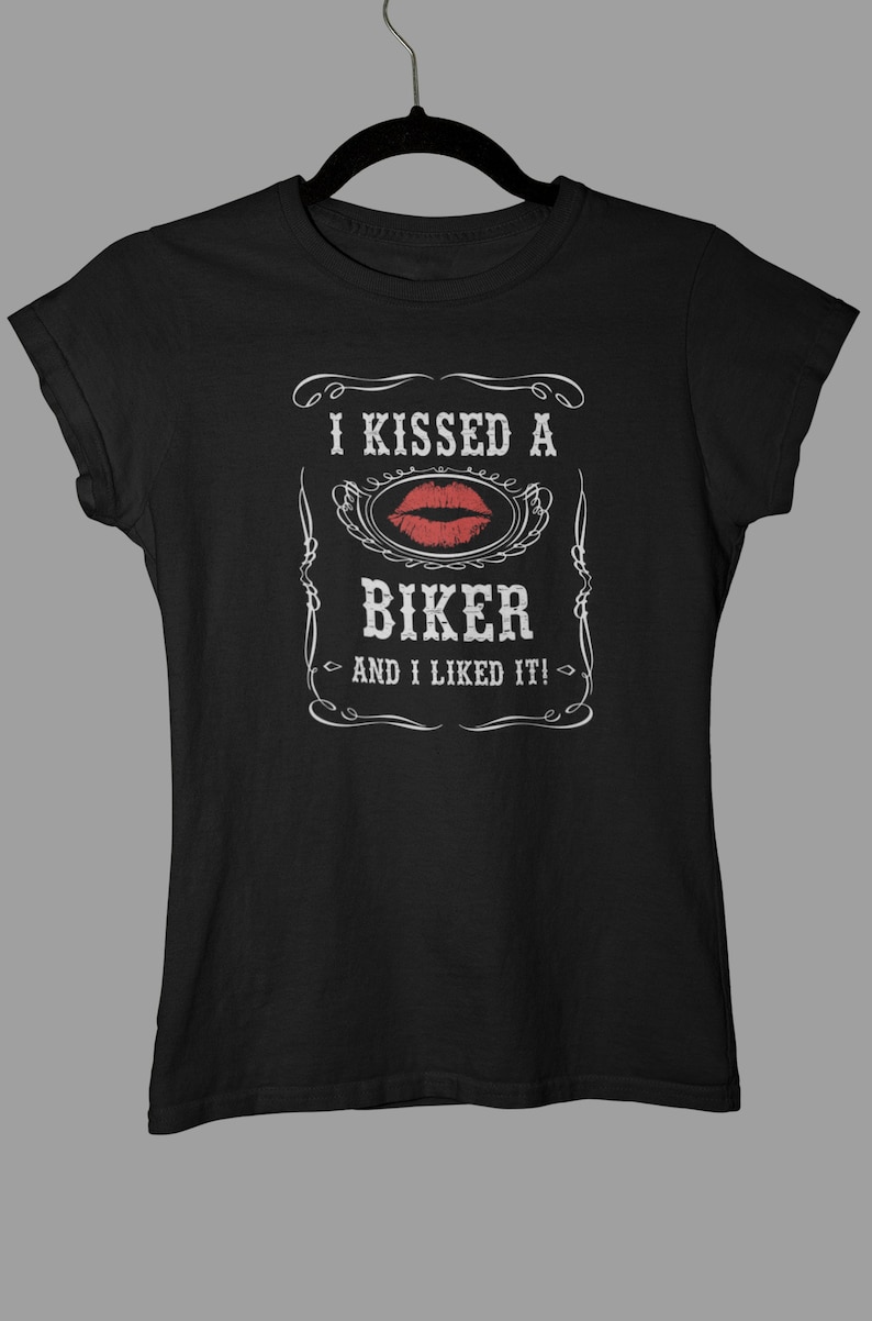 Peut inclure: T-shirt noir avec un motif graphique blanc qui dit "J'ai embrass&eacute; un motard et j'ai aim&eacute; &ccedil;a !" avec une empreinte de rouge &agrave; l&egrave;vres rouge.