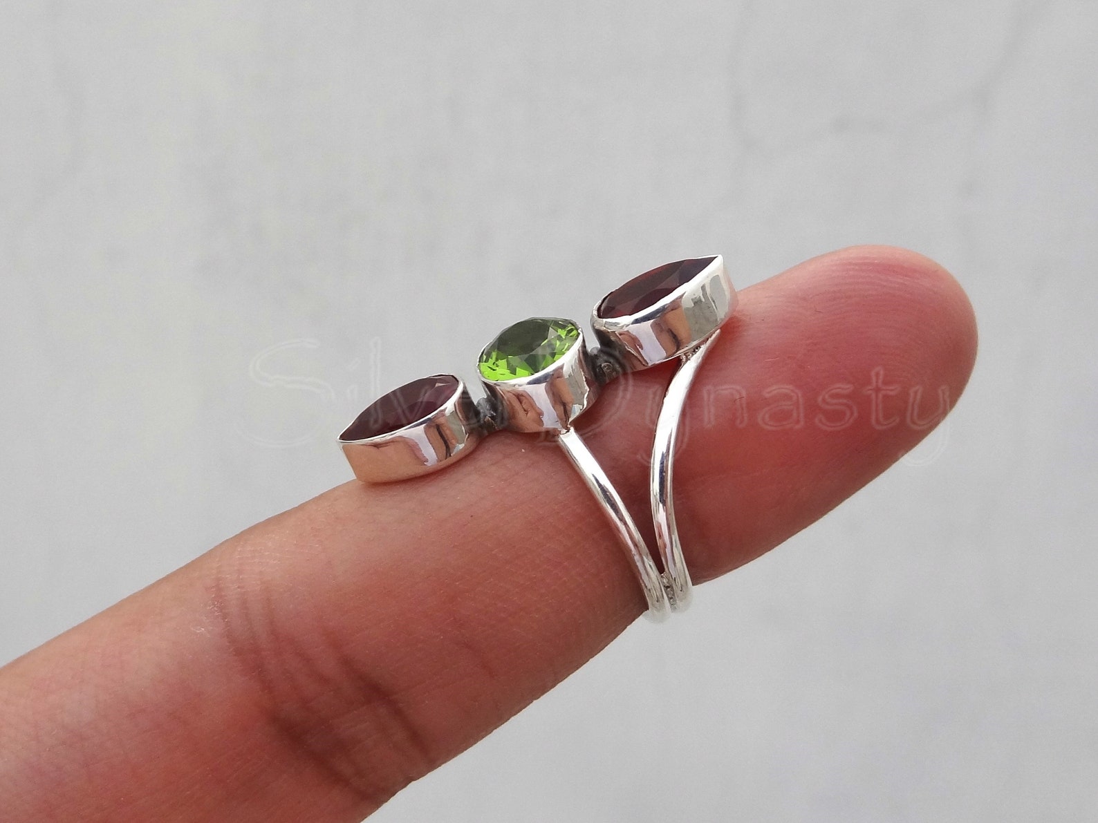 Silver Garnet and Peridot Ring Size 9.5 main image 0