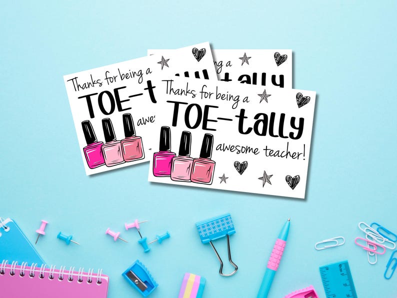 Puede incluir: Dos tarjetas imprimibles en color rosa y blanco. Las tarjetas presentan una ilustraci&oacute;n dibujada a mano de botellas de esmalte de u&ntilde;as y el texto "&iexcl;Gracias por ser un profesor TOE-tally incre&iacute;ble!"