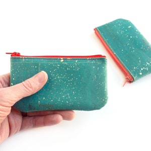 Bolsa vegana com fecho. Porta-moedas em cortiça. Couro de cortiça verde-azulado com manchas douradas.
