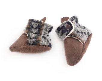 Pendelton baby moccasins, furry stay on booties. Newborn boots, Pacific Northwest style, PNW, black + grey gender neutral, non-binary baby.