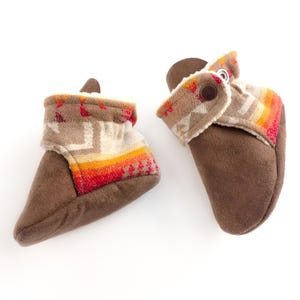 Botinhas de bebê, presente útil para chá de bebê. Mocassins de bebê com listras de arco-íris feitos com lã premium, ótimos para mocassins de inverno.