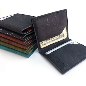 Minimalistisches Portemonnaie mit außenliegender Einstecktasche. Kartenetui aus Korkstoff. Schmales Kreditkartenetui.