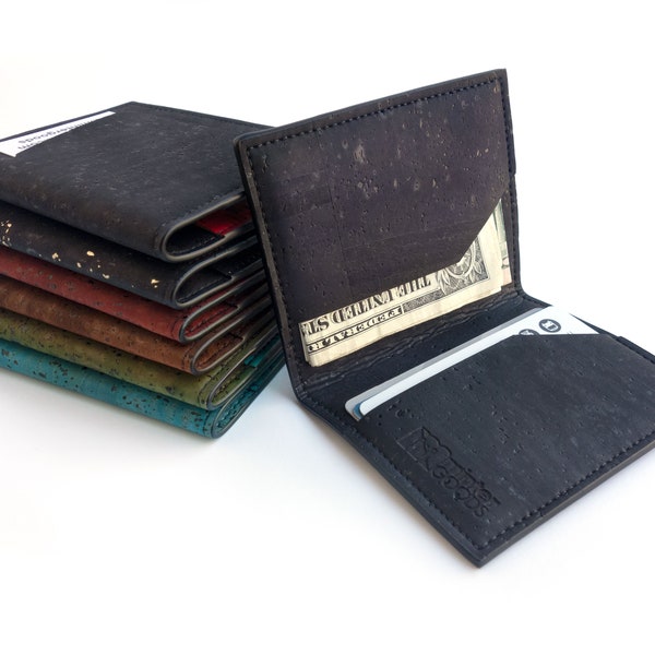 Portefeuille minimaliste avec poche extérieure fendue. Porte-cartes en liège. Portefeuille fin pour cartes de crédit.