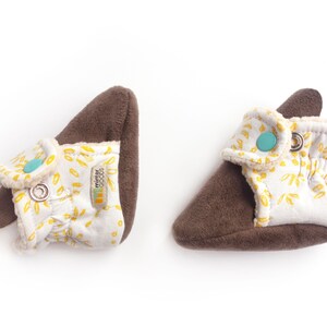 Bebe gift, baby snap booties. Vegan baby shoes with faux suede and white cotton, baptism present. Gold yellow designs with aqua teal snap.