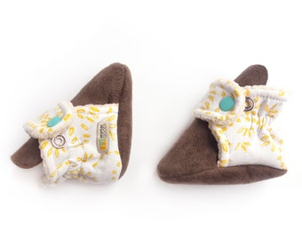 Bebe gift, baby snap booties. Vegan baby shoes with faux suede and white cotton, baptism present. Gold yellow designs with aqua teal snap.
