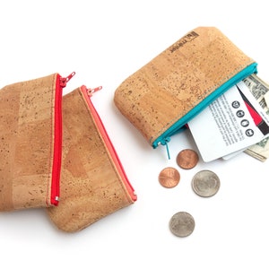 Porte-monnaie en cuir avec fermeture éclair. Fabriqué en tissu de liège naturel. Mini porte-cartes zippé.