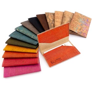 Porta carte minimalista. Porta carte sottile in pelle di sughero. Piccolo astuccio arancione, porta carte di credito in pelle.