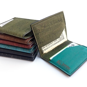 Cartera elegante. Billetera plegable fina de corcho. Tarjetero de piel de corcho en verde oliva y verde azulado.