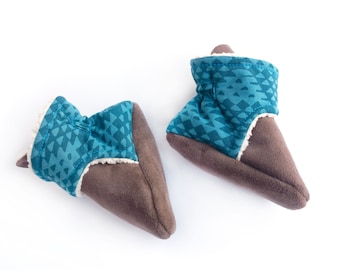 Baby boy moccasins, blue baby boy shoes with fleece lining. Shower gift ideas, sherpa suede style. Secure baby booties, vegan gift for bebe.