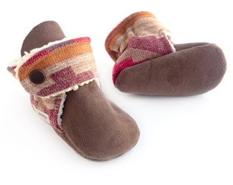 Chaussons pour bébé du sud-ouest, cadeau pour bébé du sud-ouest avec paysage désertique. Mocassins modernes fabriqués dans une magnifique laine et imitation peau de mouton retournée.